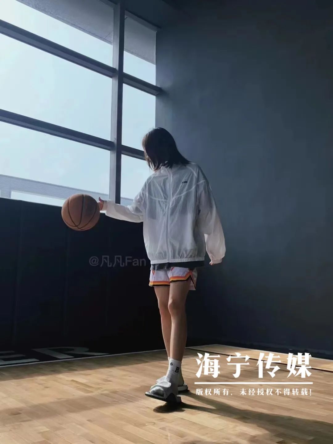 女生打篮球教程_20岁女孩打篮球技巧视频_初学女生打篮球的视频