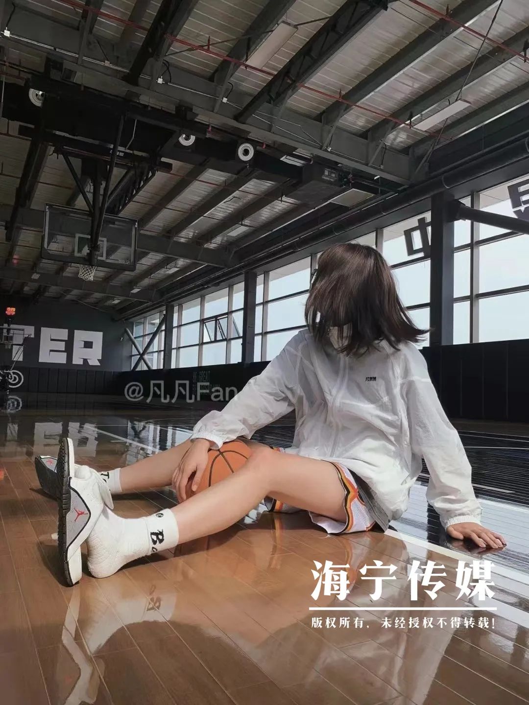 女生打篮球教程_初学女生打篮球的视频_20岁女孩打篮球技巧视频