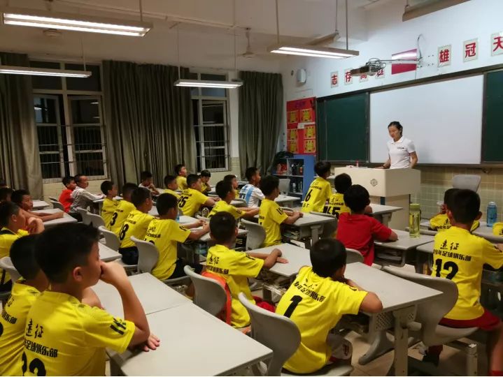 足球战术视频制作_足球战术规则训练视频_足球战术视频锦集