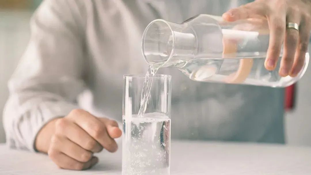 健身喝温水还是冷水好_健身喝温水_健身喝热水的好处和坏处